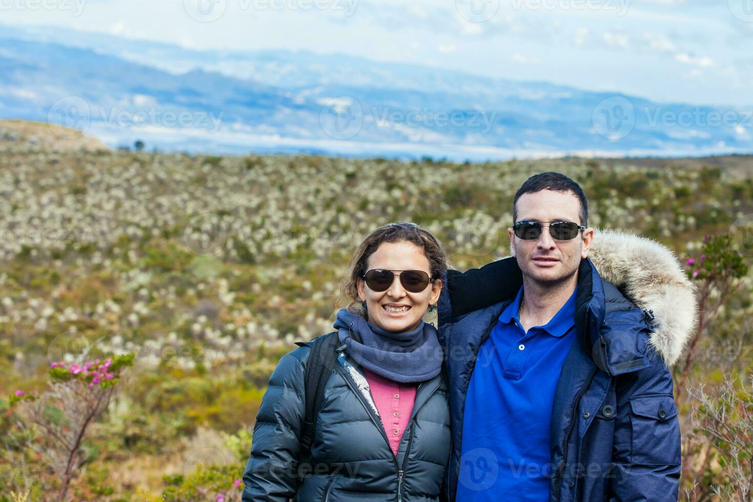 Jeune couple explorant la nature à une magnifique paramo à le département de cundinamarca dans Colombie photo