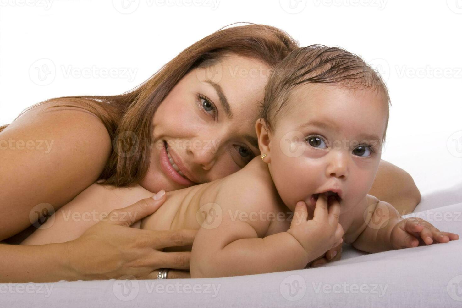 content magnifique Jeune mère et sa bébé fille sur blanc Contexte photo