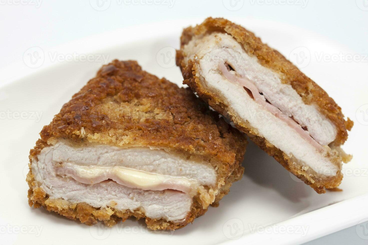 cordon bleu dans une blanc plat photo