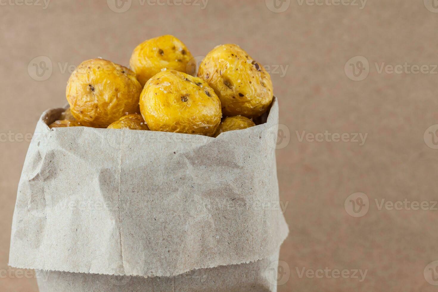 frit Jaune Patate isolé dans beige Contexte. solanum Phureja photo