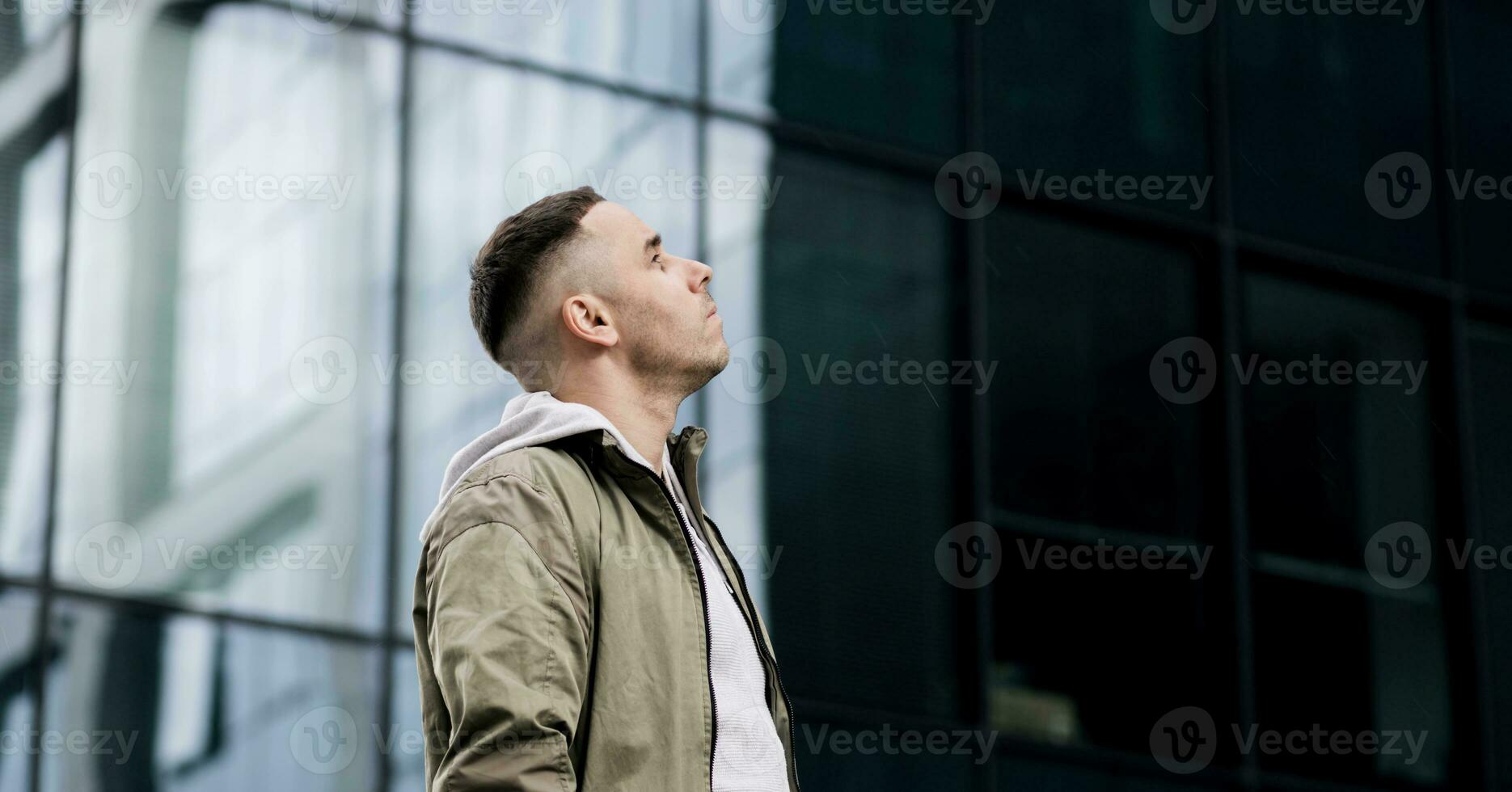 portrait de une Beau réfléchi homme photo