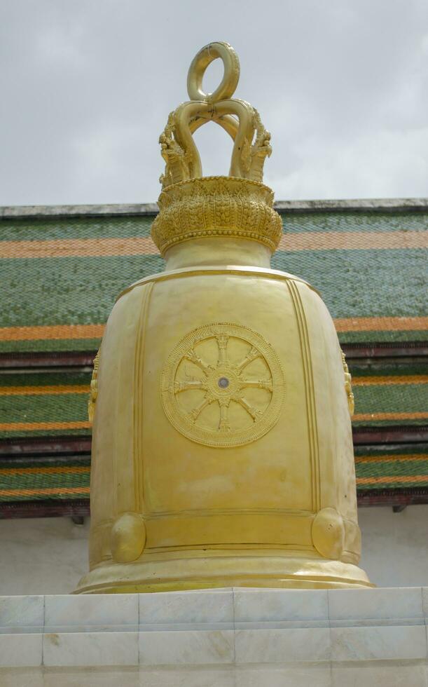 d'or cloche à wat rakhang kositaram Woramahawihan, un important touristique attraction de Thaïlande. fermer photo