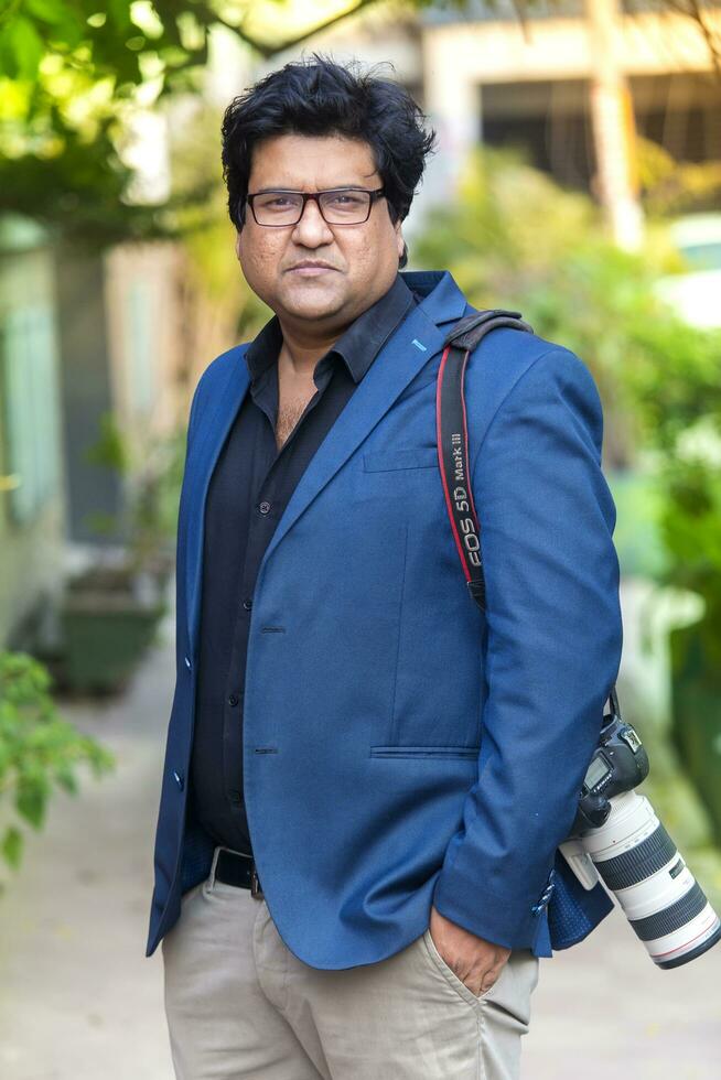 Bangladesh, janvier 24, 2018 un Extérieur portrait de le moderne film réalisateur et scénariste artiste Dipankar dipon à banane, dacca. photo