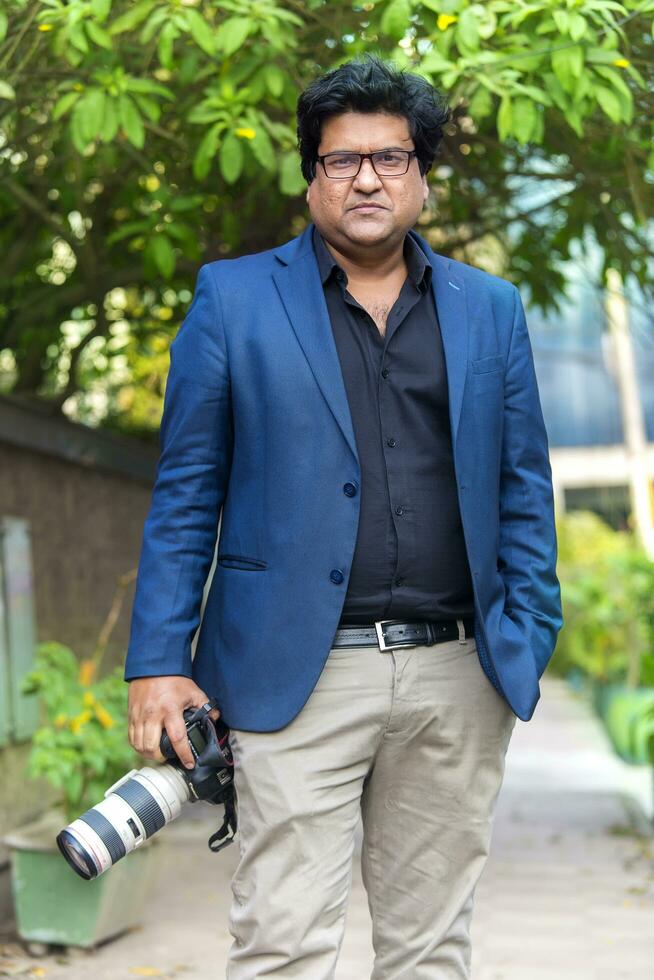 Bangladesh, janvier 24, 2018 un Extérieur portrait de le moderne film réalisateur et scénariste artiste Dipankar dipon à banane, dacca. photo