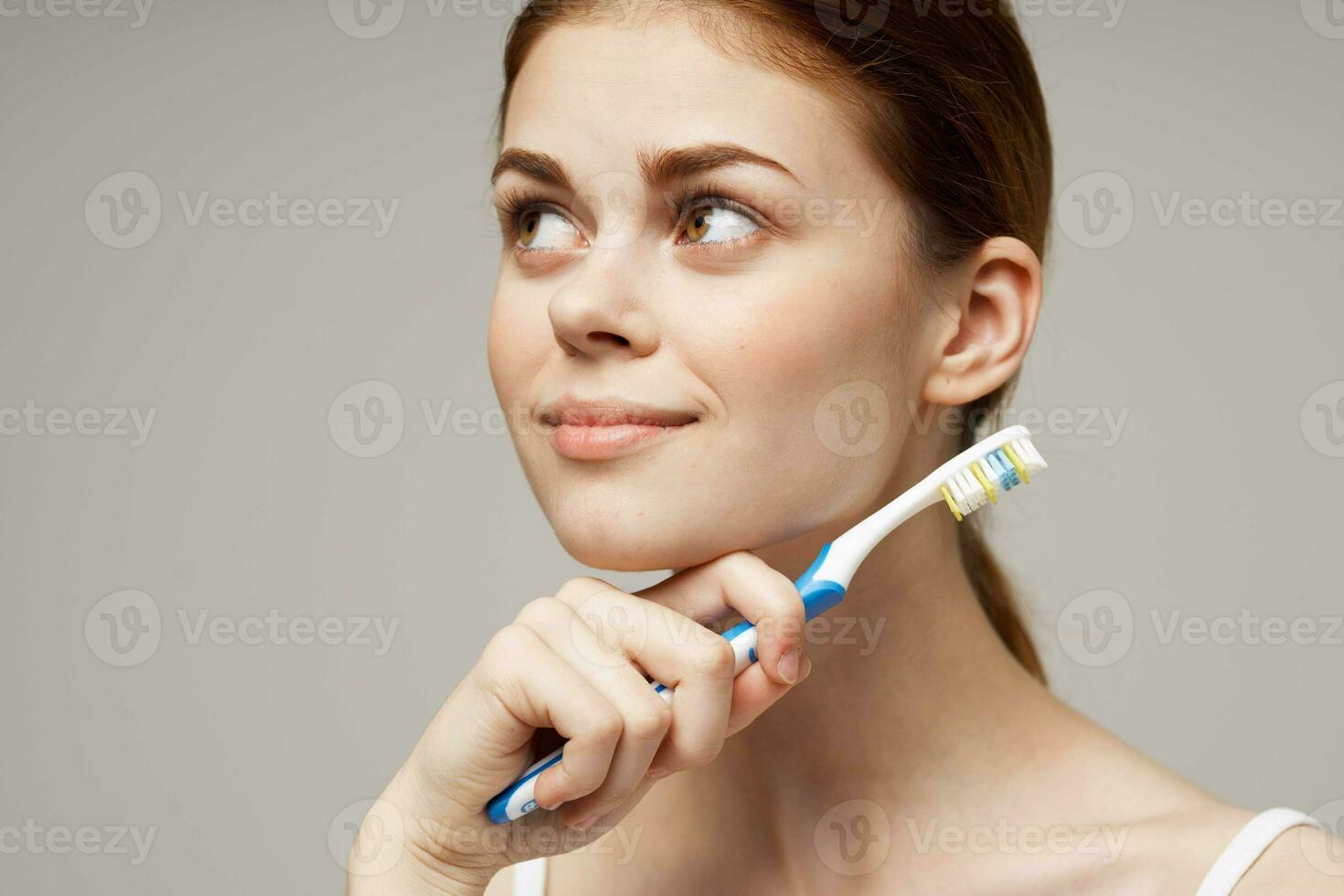 femme dans blanc T-shirt dentaire hygiène santé se soucier studio mode de vie photo