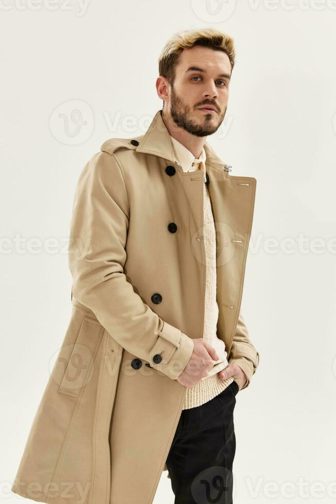 homme mode coiffure manteau moderne style isolé Contexte photo