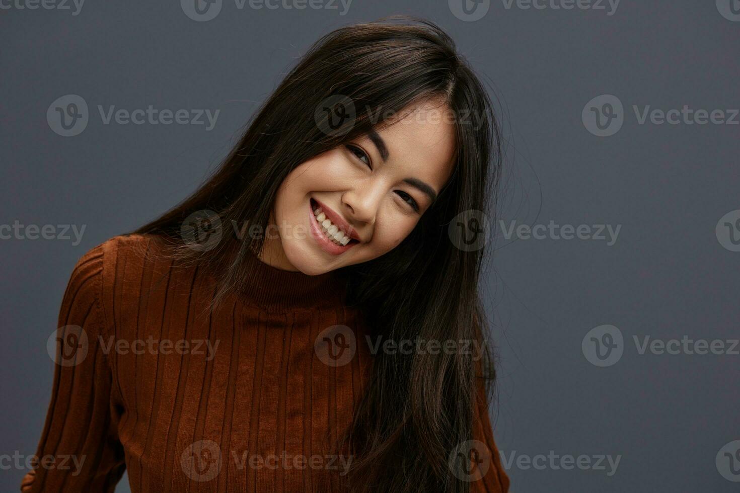 brunette marron chandail charme posant sourire mode mode de vie photo