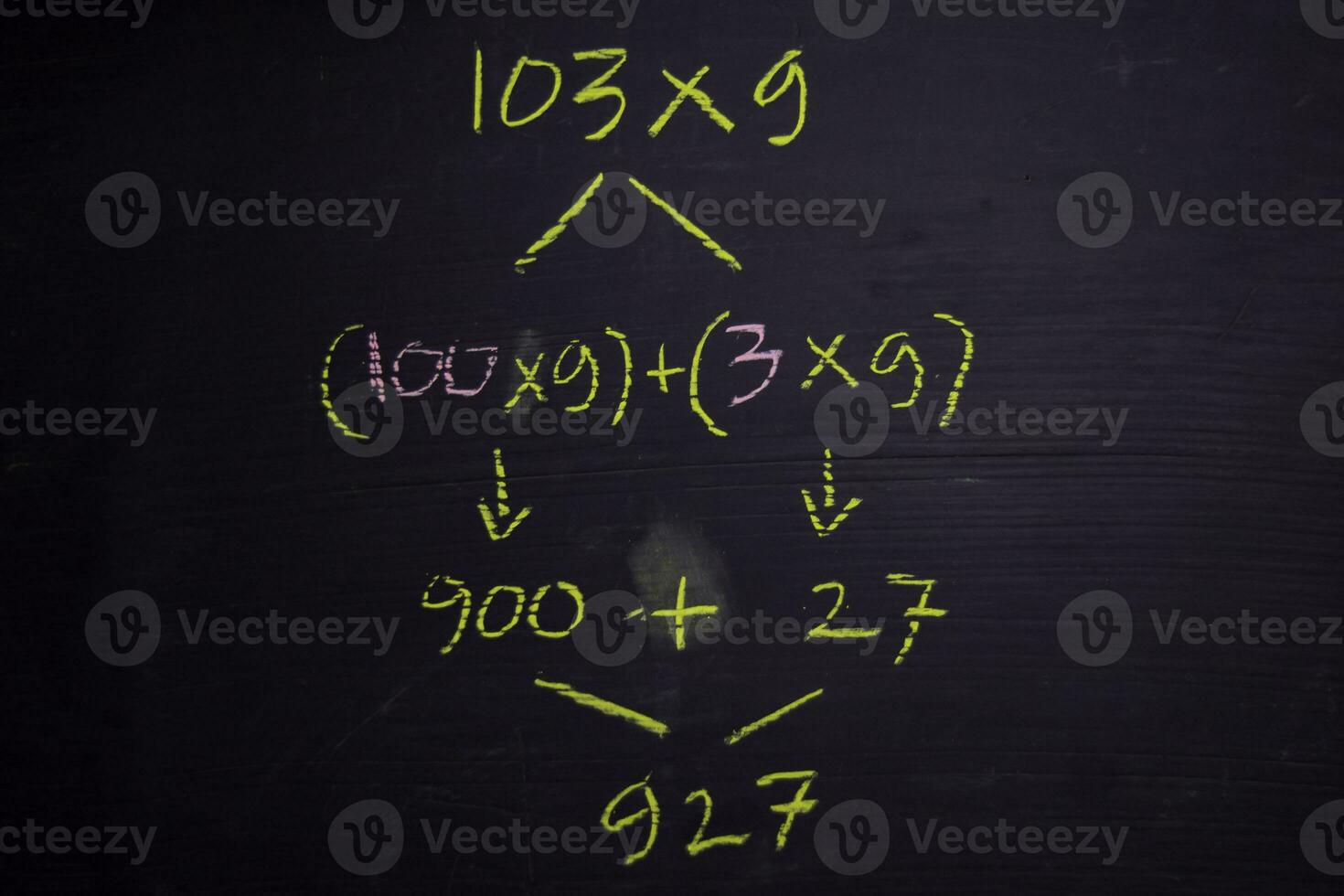 proche en haut math formules écrit sur une tableau noir. éducation concept photo