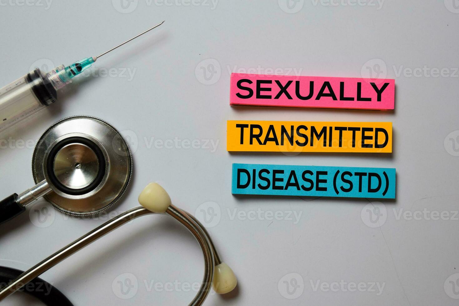 sexuellement transmis maladie texte avec isolé sur blanc planche Contexte. médical concept photo
