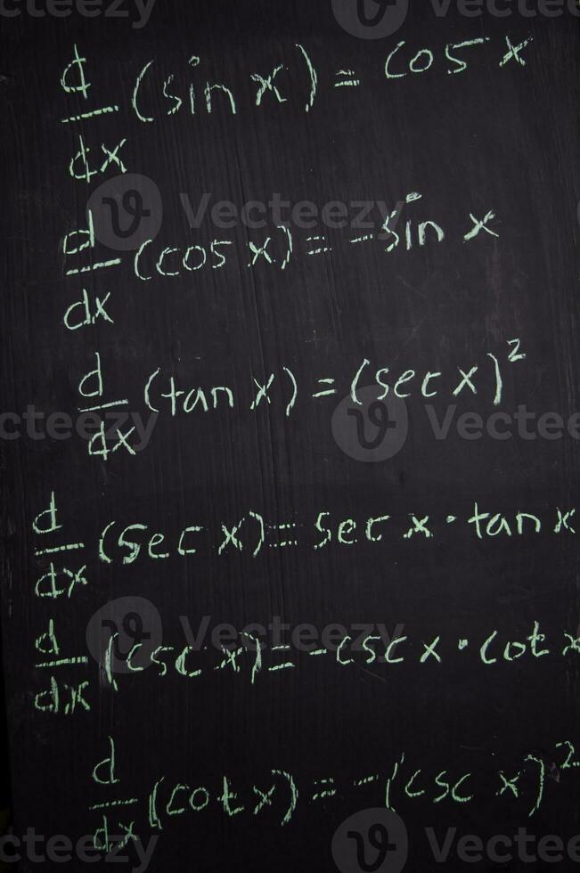 proche en haut math formules écrit sur une tableau noir. éducation concept photo