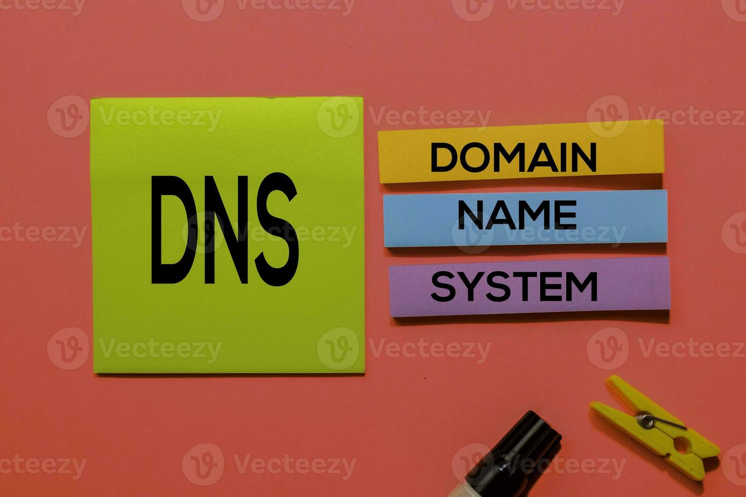 DNS - domaine Nom système acronyme écrire sur gluant Remarques isolé sur rose Contexte. photo