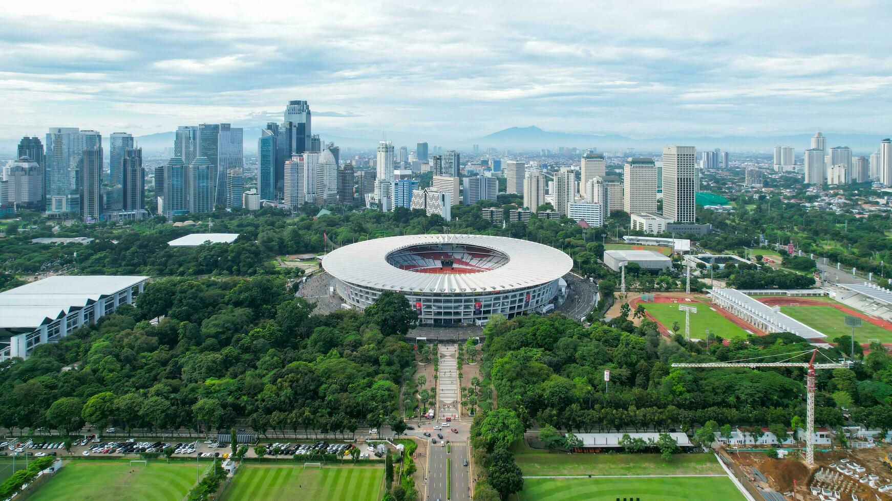 aérien vue de le magnifique paysage de senaya stade. avec jakarta paysage urbain Contexte. Djakarta, Indonésie, Mars 8, 2022 photo