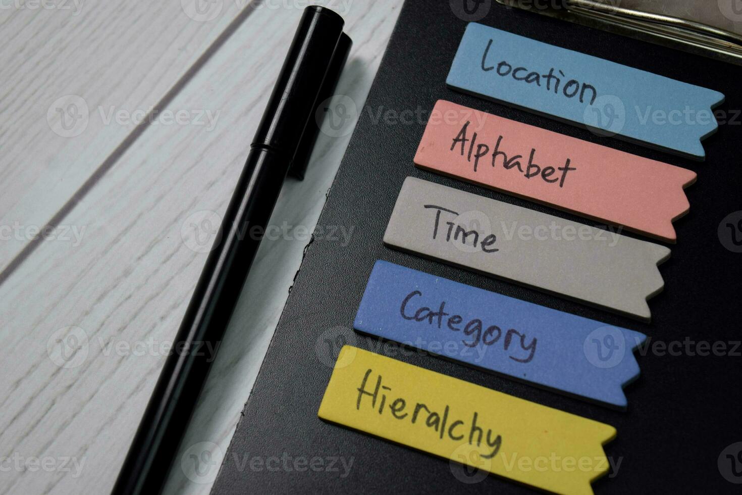 emplacement, alphabet, temps, catégorie, hiérarchique écrire sur une livre isolé sur Bureau bureau photo