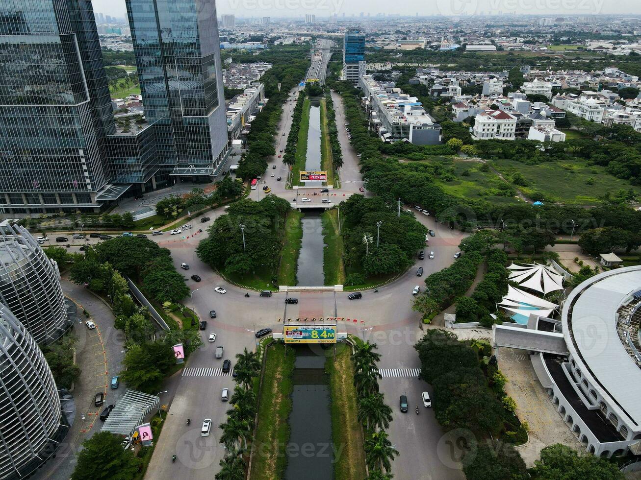 aérien vue de Bureau bâtiments dans jakarta central affaires district et bruit nuage lorsque le coucher du soleil. Djakarta, Indonésie - Janvier, 8, 2021 photo