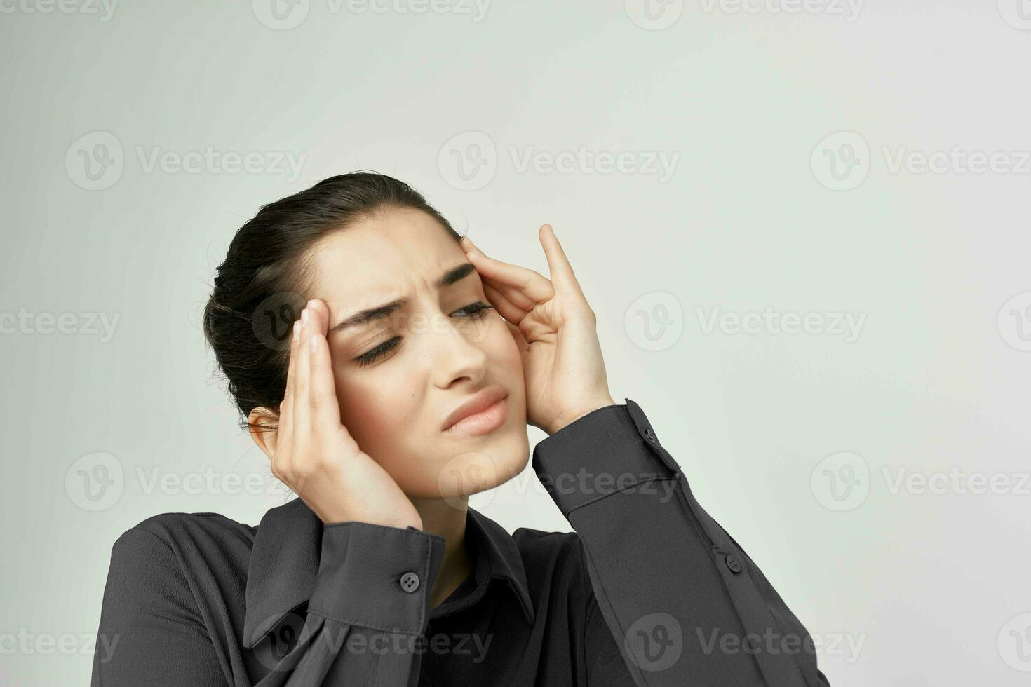 femme dans noir chemise migraine stress négatif isolé Contexte photo