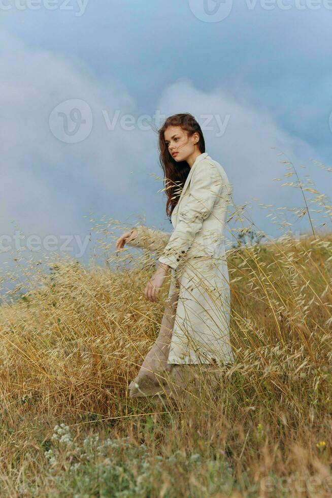 femme blé campagne paysage liberté l'automne saison concept photo