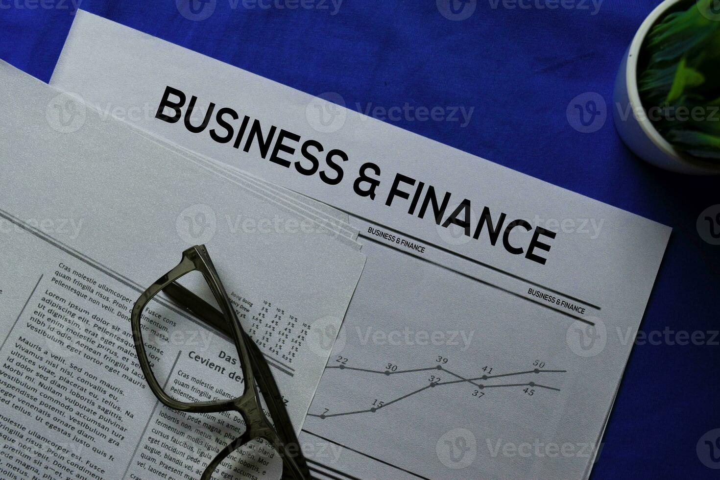 affaires et la finance texte dans gros titre isolé sur bleu Contexte. journal concept photo