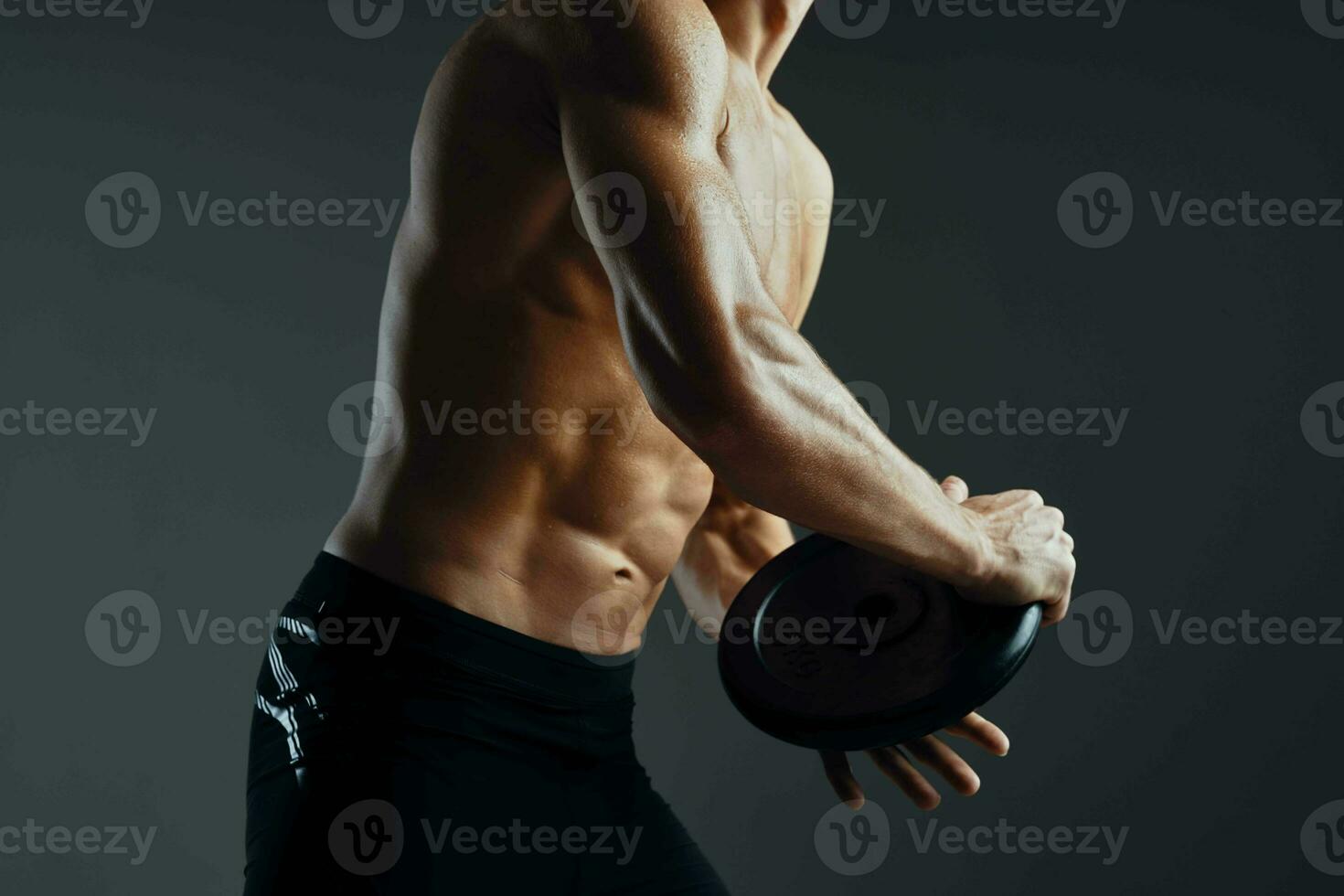 sportif homme avec pompé corps exercice aptitude isolé Contexte photo