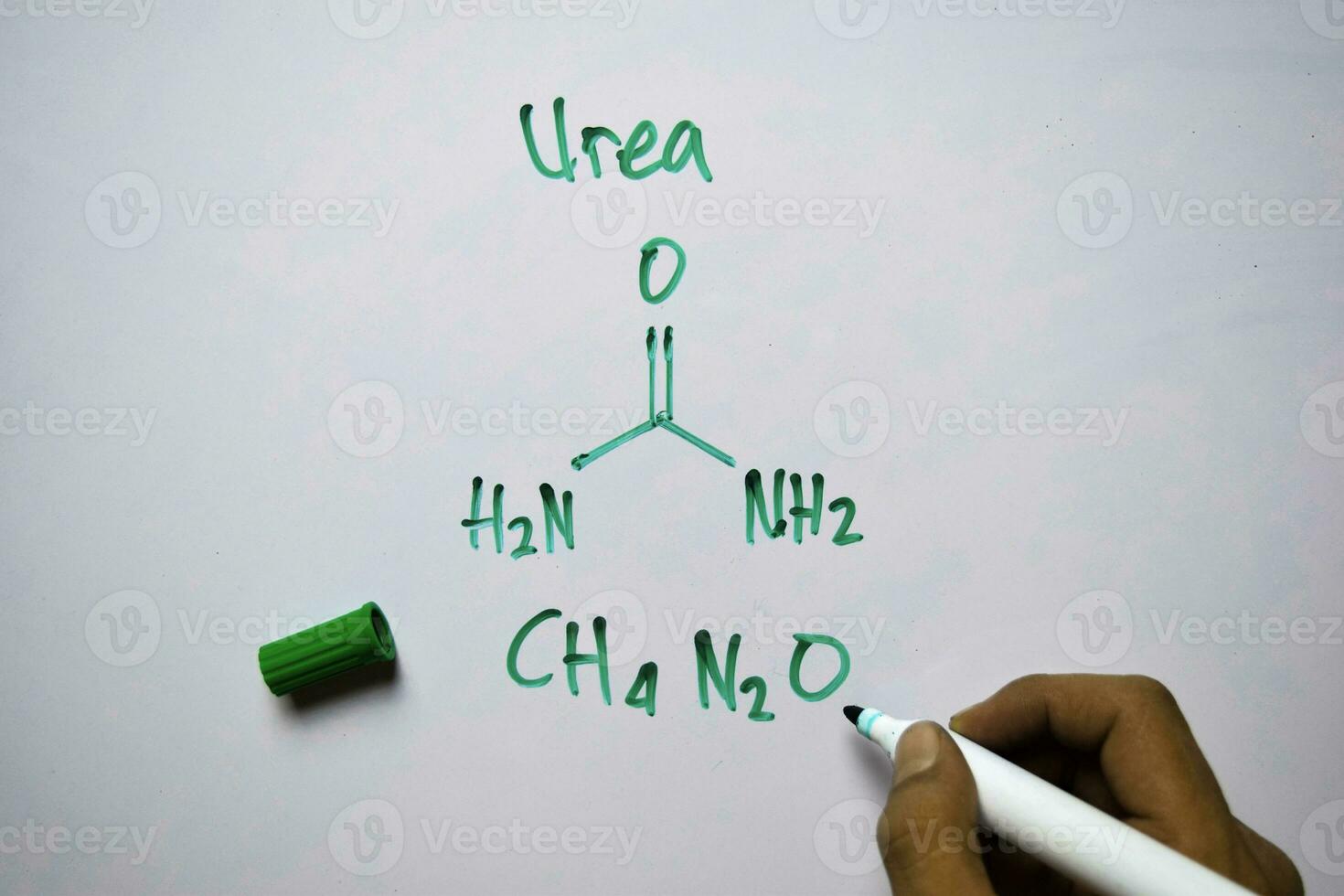 urée molécule écrit sur le blanc planche. de construction chimique formule. éducation concept photo