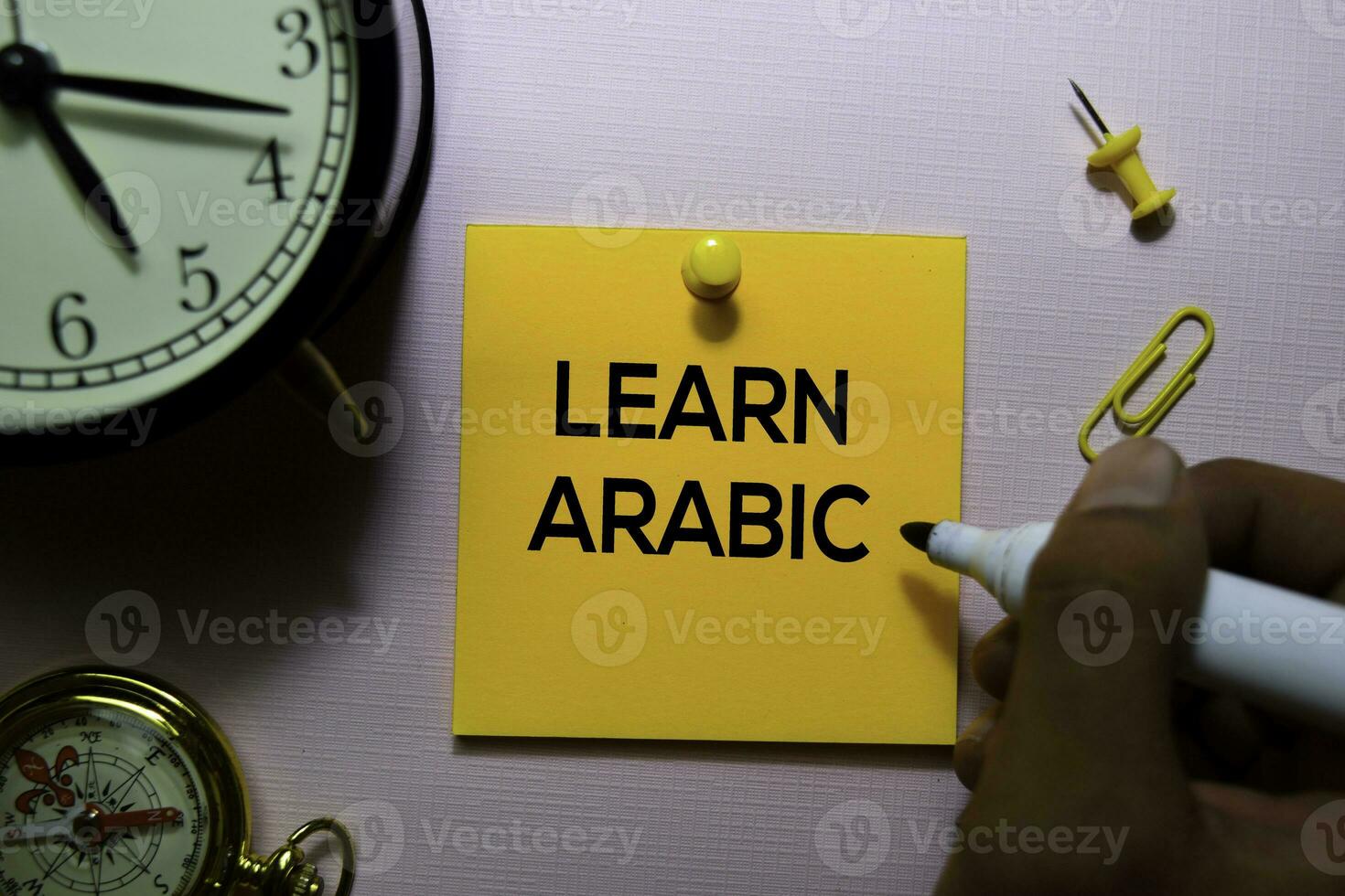 apprendre arabe texte sur gluant Remarques isolé sur Bureau bureau photo