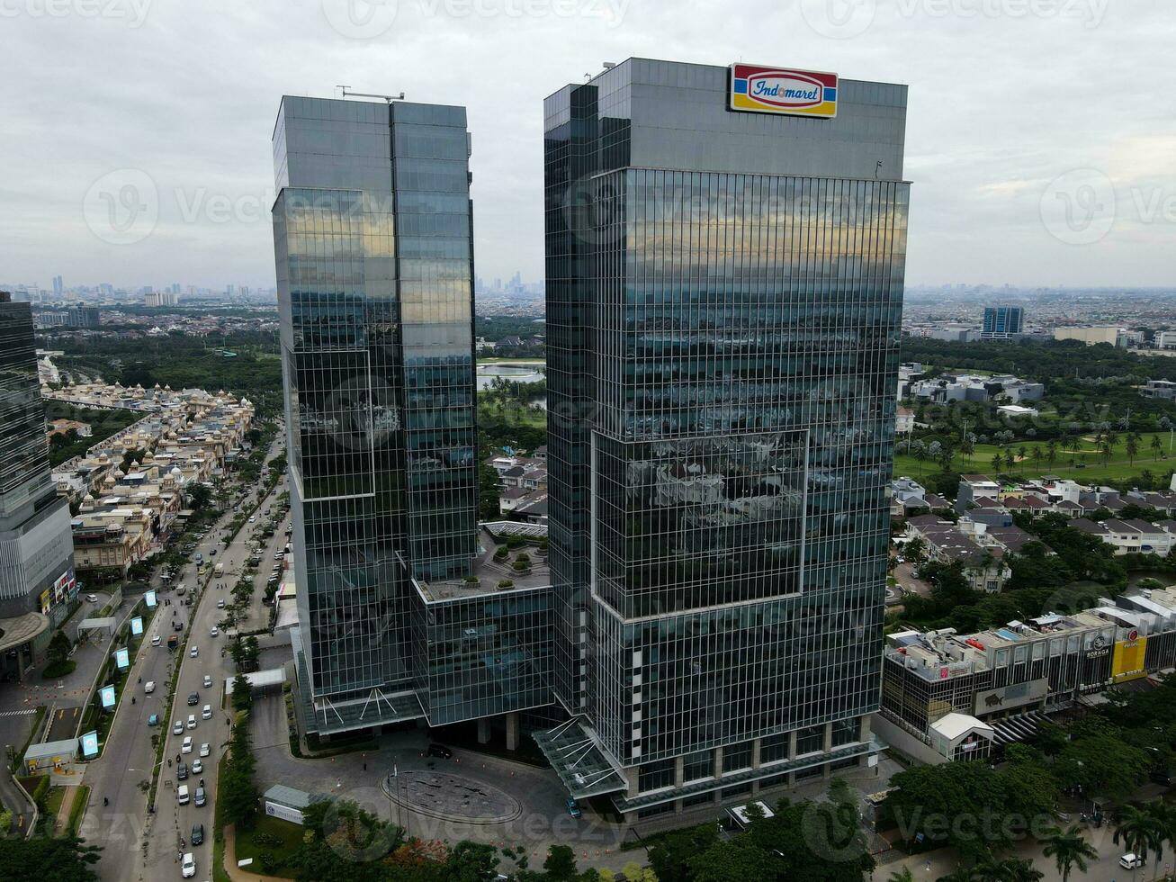 aérien vue de Bureau bâtiments dans jakarta central affaires district et bruit nuage lorsque le coucher du soleil. Djakarta, Indonésie - Janvier, 8, 2021 photo