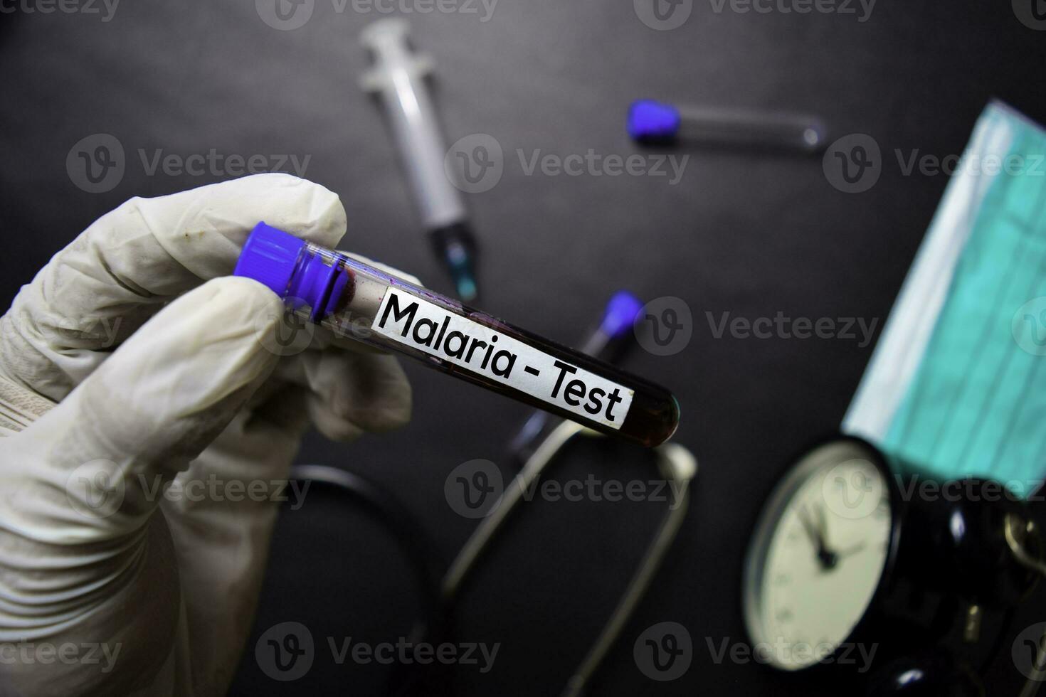 paludisme - tester avec du sang goûter. Haut vue isolé sur noir Contexte. soins de santé médical concept photo