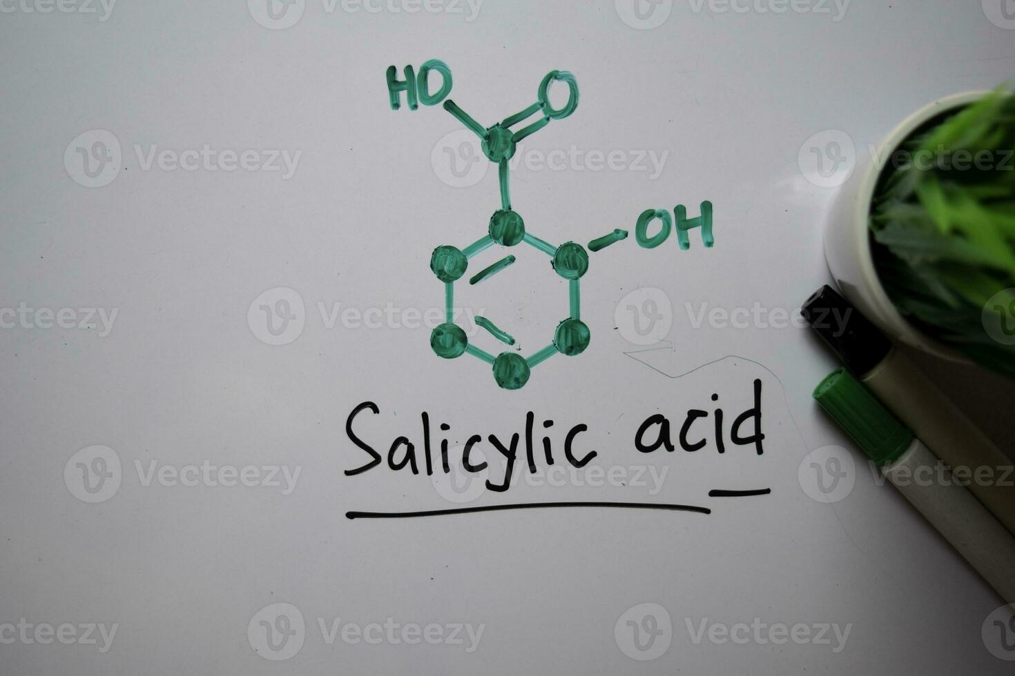 salicylique acide molécule écrire sur le blanc planche. de construction chimique formule. éducation concept photo