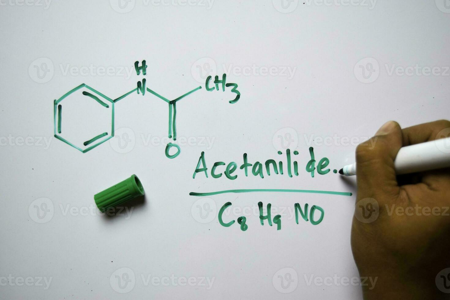 acétanilide molécule écrit sur le blanc planche. de construction chimique formule. éducation concept photo