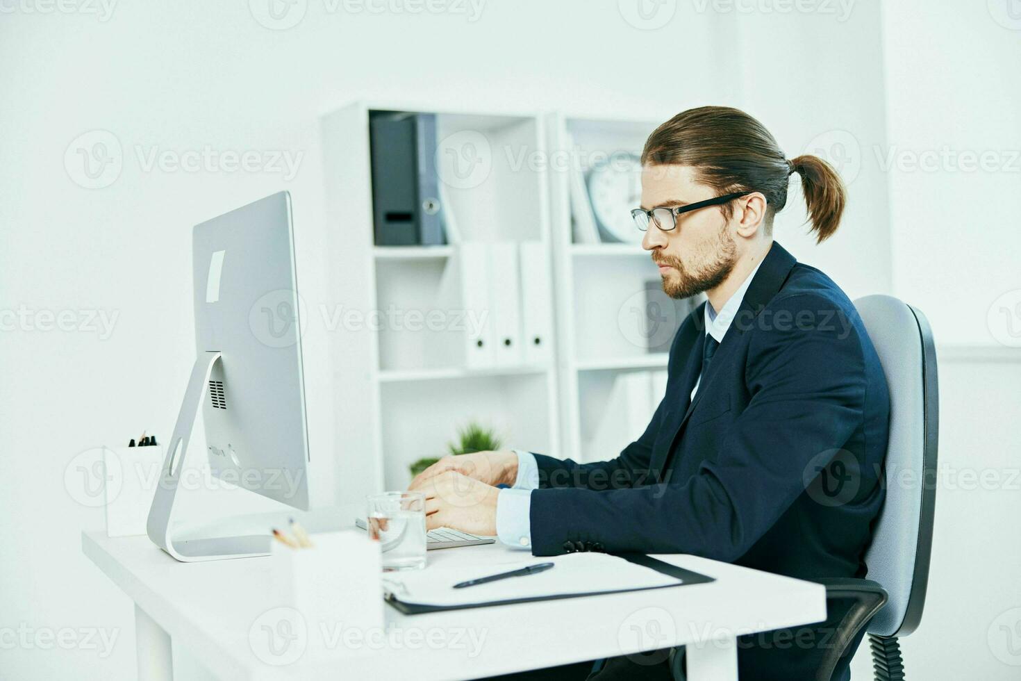 homme dans une costume à le sien bureau directeur travail photo