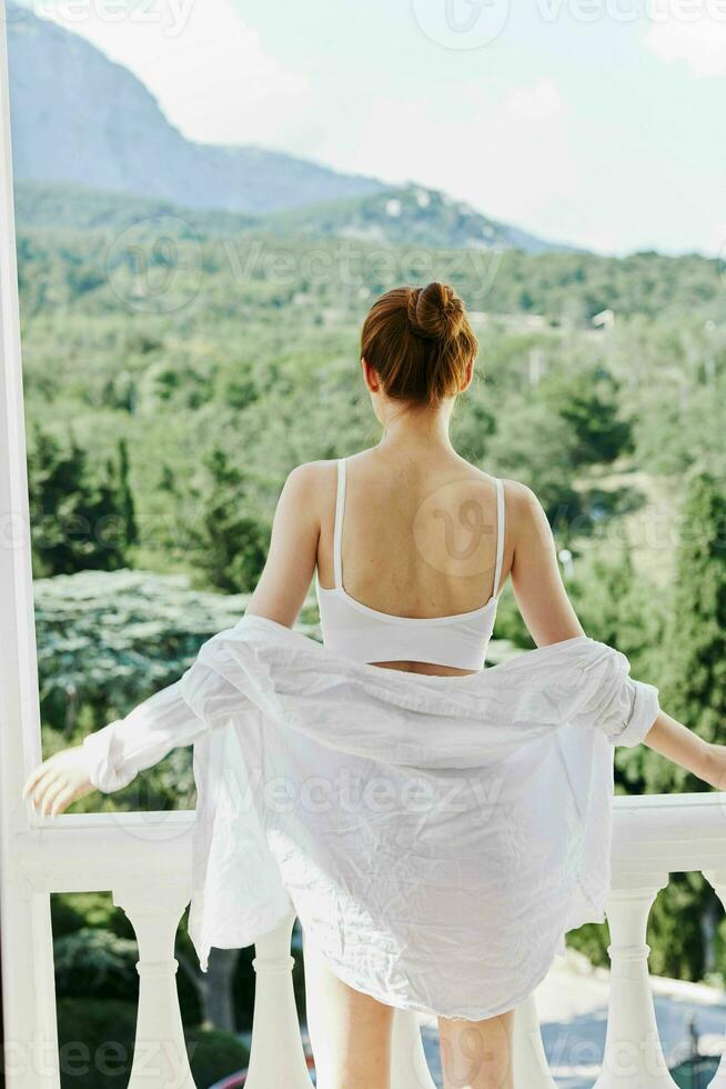 attrayant Jeune femme une vue de le retour de une sexy fille été journée photo