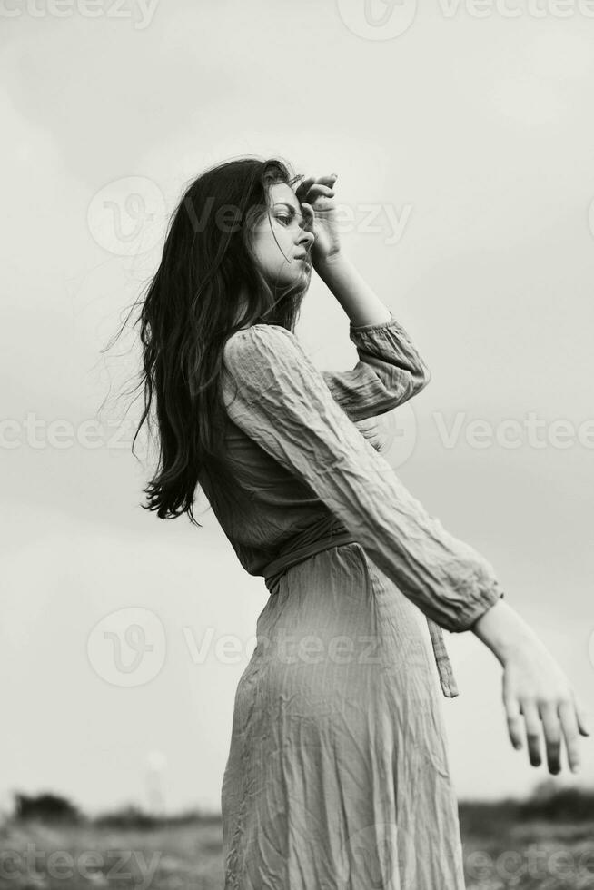 portrait de une magnifique femme longue coiffure dans Extérieur mariage robe élégant style photo