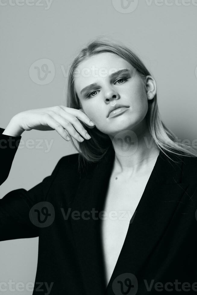 mode modèle fille posant avec sa mains en haut dans le studio dans noir et blanc style dans une classique veste photo