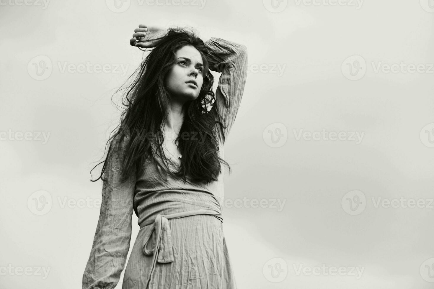 portrait de une magnifique femme longue coiffure dans Extérieur mariage robe noir et blanc photo