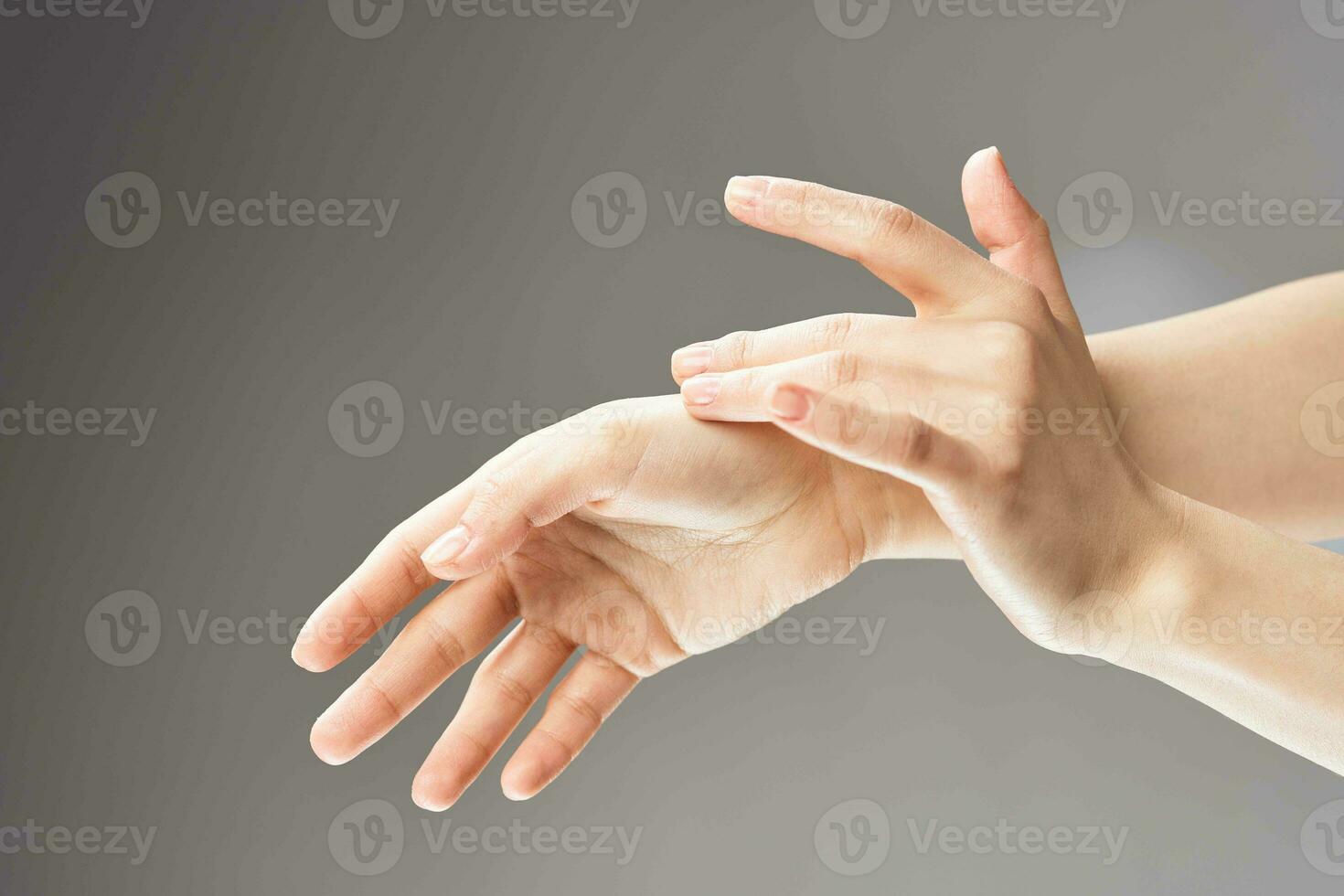 femelle mains massage peau se soucier santé proche en haut photo