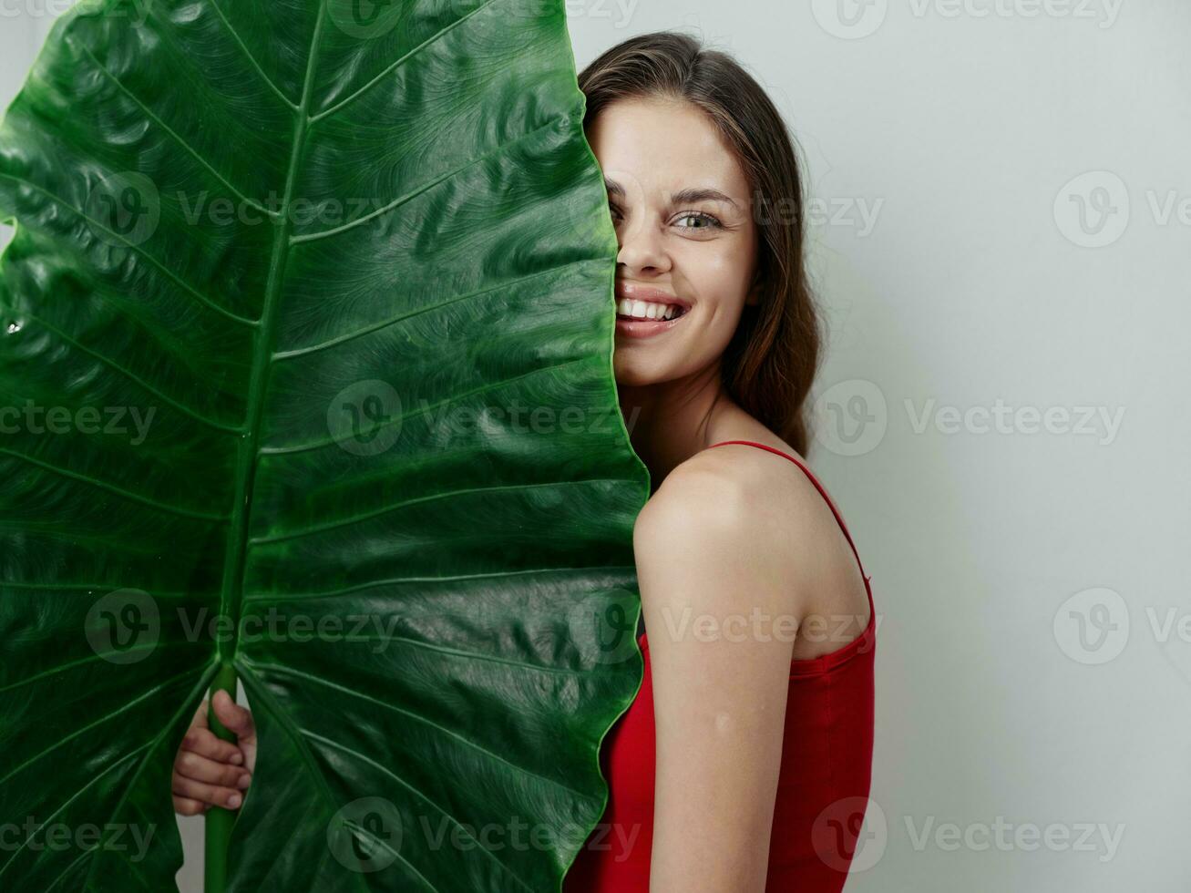 femme dans rouge maillot de bain paume feuille tropiques charme lumière Contexte photo