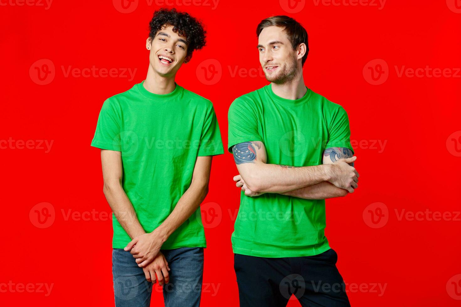 deux Hommes dans vert t-shirts sont permanent suivant à relation amicale photo