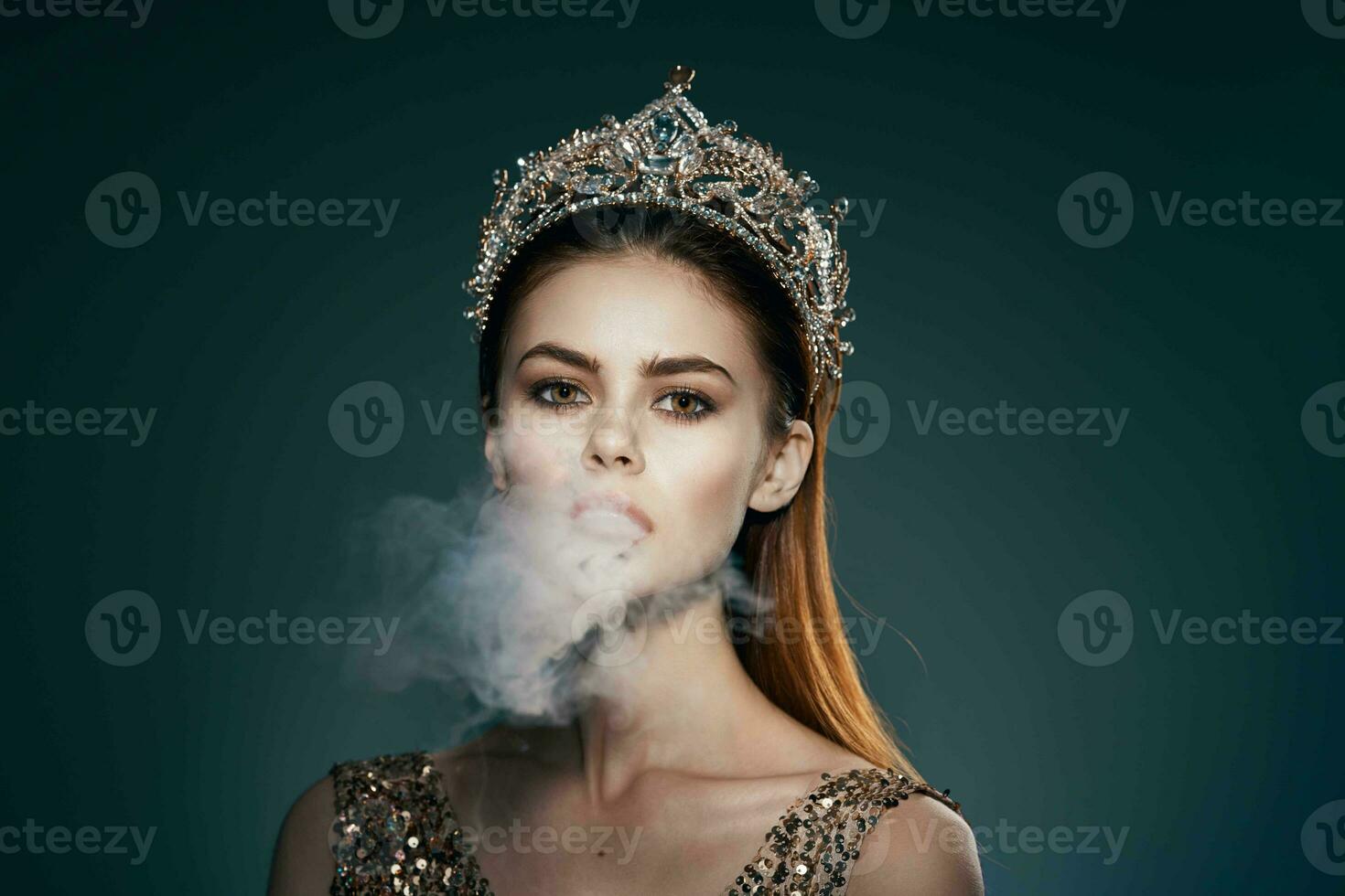 femme avec une couronne sur sa tête fumée de le bouche charme luxe foncé Contexte photo