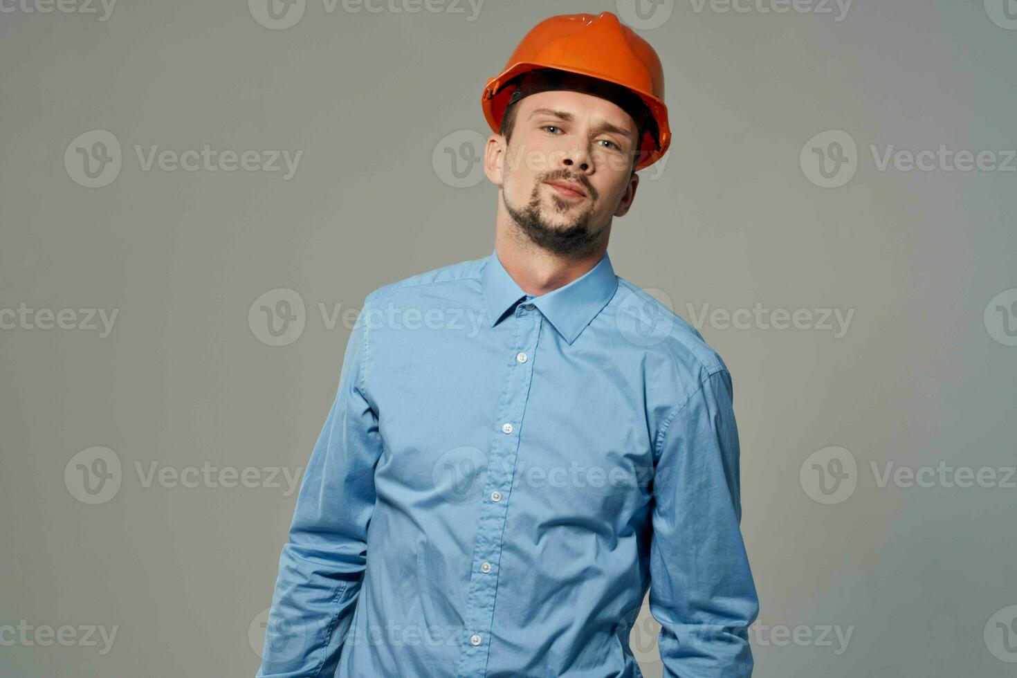 homme dans Orange casque plans constructeur travail profession photo