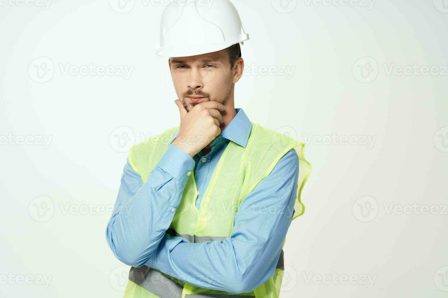 homme dans construction uniforme plans constructeur isolé Contexte photo