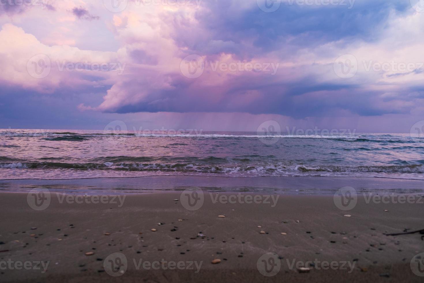 Heure bleue un jour de tempête à McKenzie Beach, Larnaca, Chypre photo