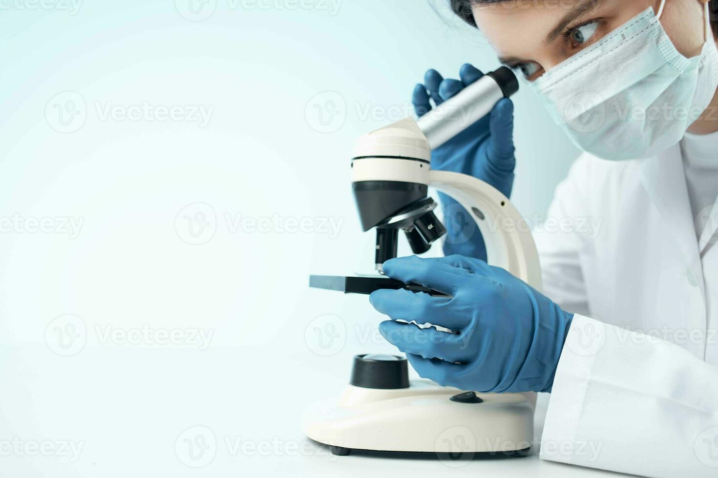 femelle laboratoire assistant microscope recherche biotechnologie rien photo