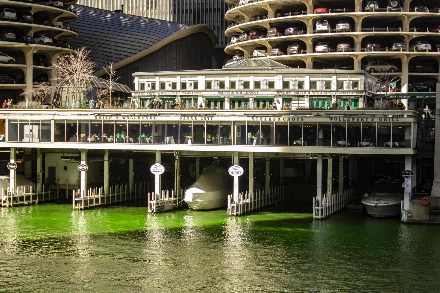 Chicago, Illinois, 17 mars 2017 - Chicago Riverwalk le jour de la Saint-Patrick photo