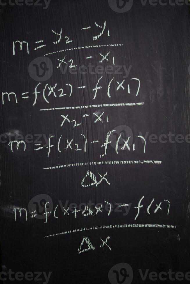 proche en haut math formules écrit sur une tableau noir. éducation concept photo