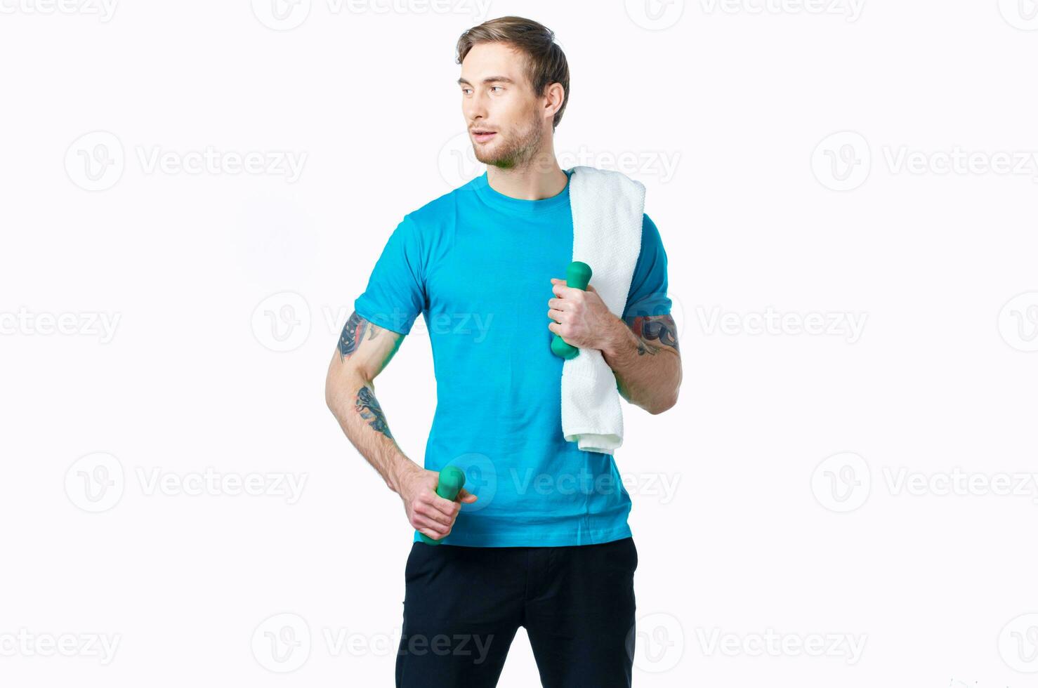 sportif homme dans bleu T-shirt serviette sur épaules faire des exercices aptitude photo