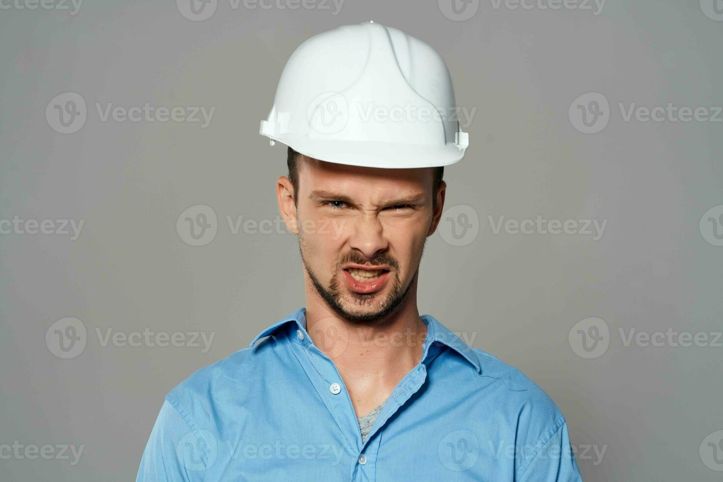 homme dans travail uniforme blanc construction casque sécurité professionnel photo