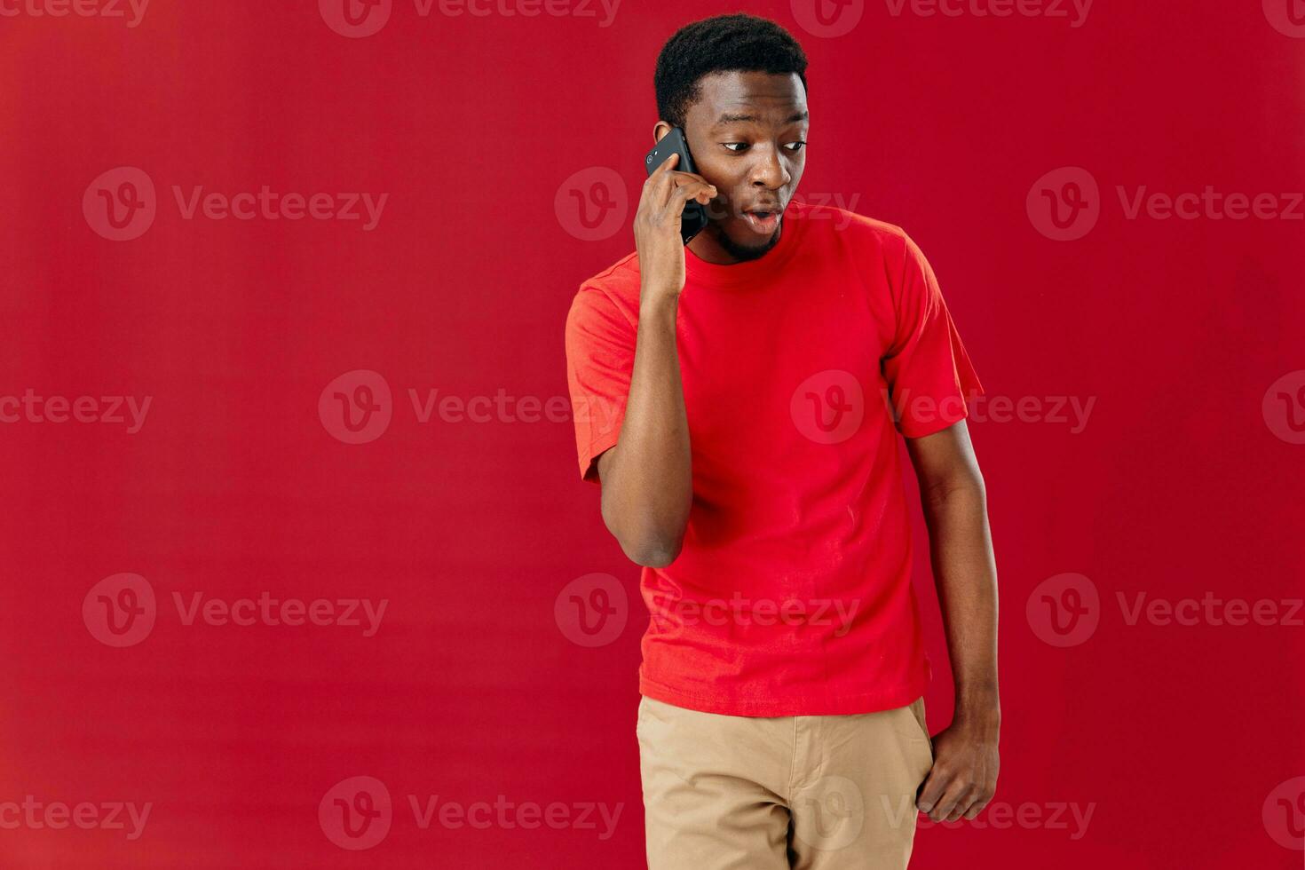 homme de africain apparence parlant sur le téléphone La technologie photo