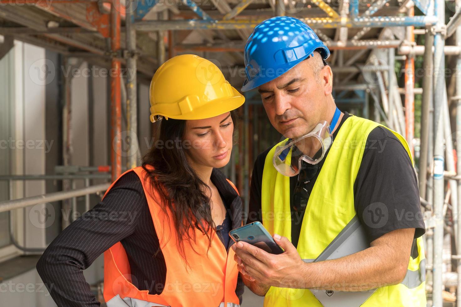 la lecture des travailleurs de la construction photo