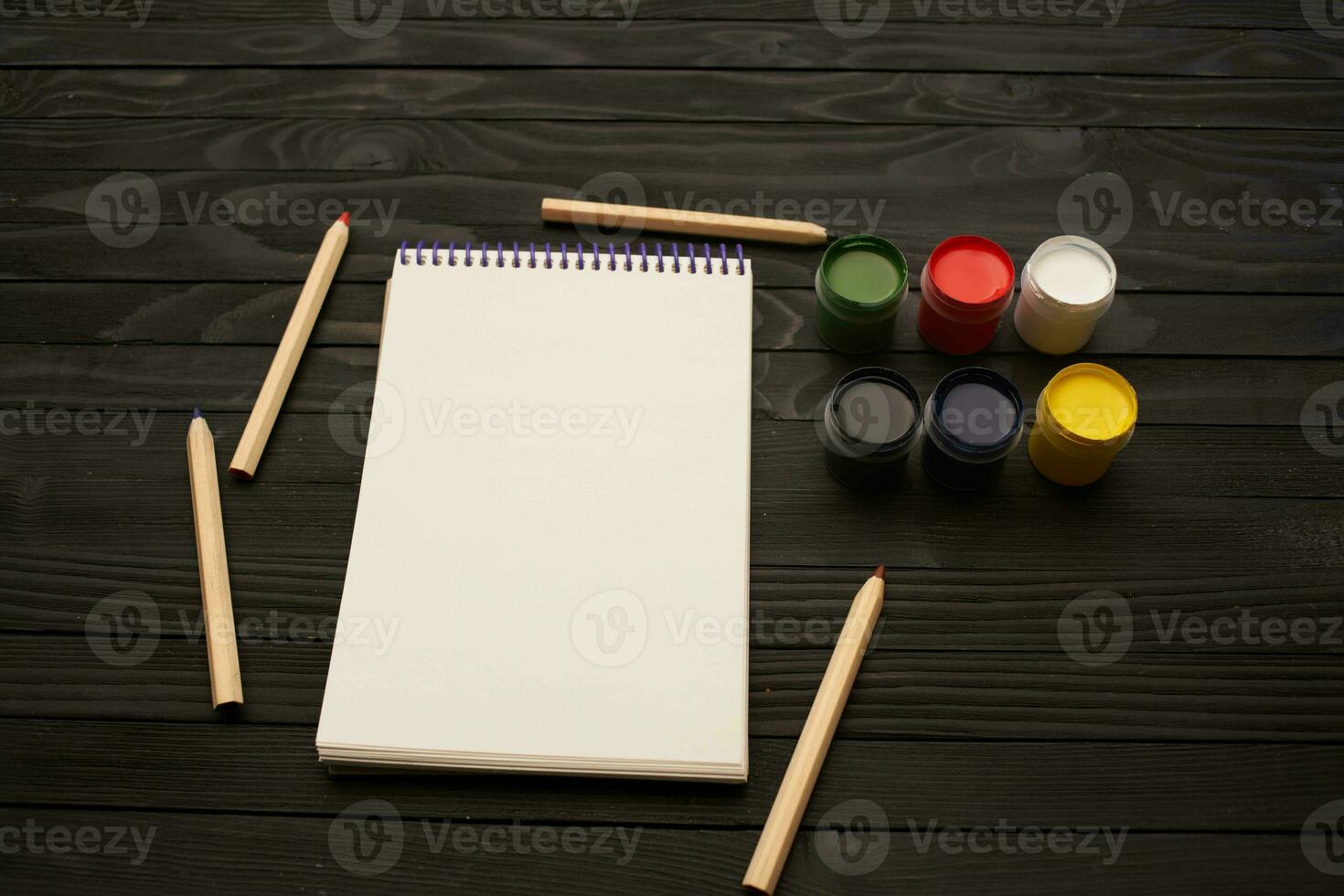 aquarelle des peintures des crayons bloc-notes dessin outils art foncé bois Contexte photo