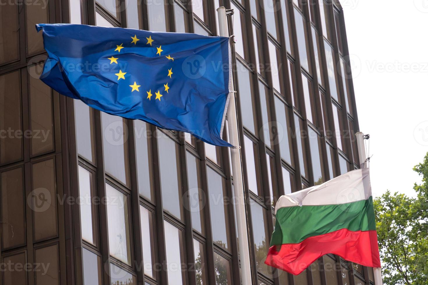 drapeaux de l'union européenne et bulgare photo