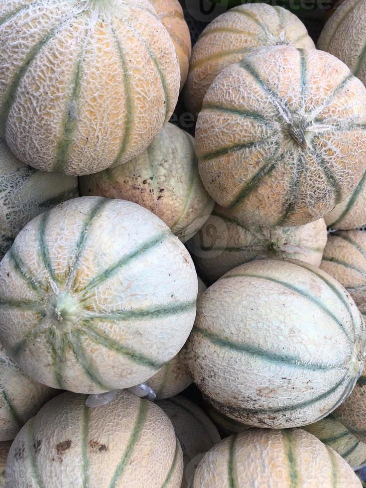 tas de melons cantaloup frais photo